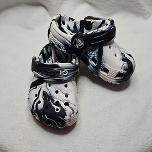CROCS Kids' Marble Black and White Slippers